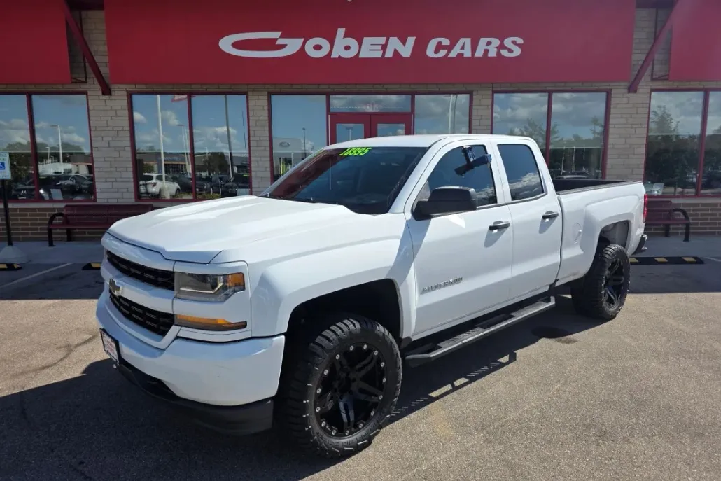2017 Chevrolet Silverado 1500 Custom photo 1