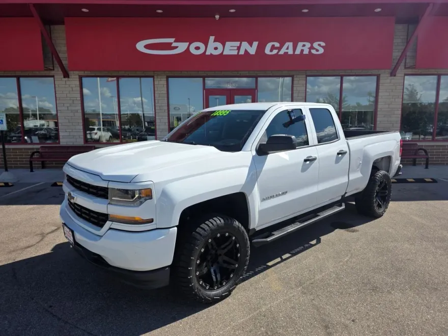 2017 Chevrolet Silverado 1500 Custom photo 1