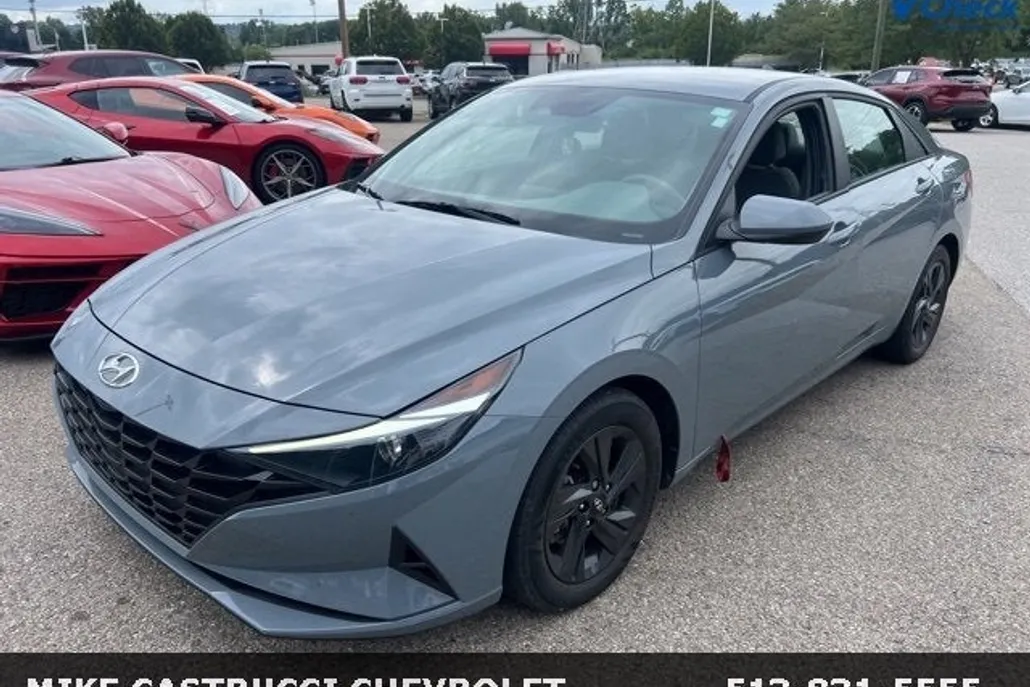 2022 Hyundai Elantra SEL photo 1