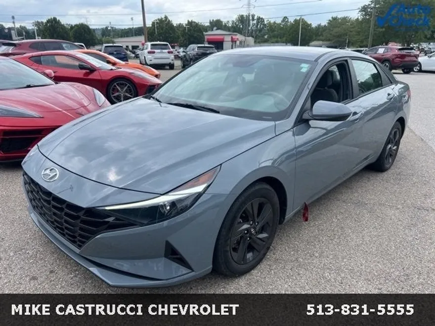 2022 Hyundai Elantra SEL photo 1