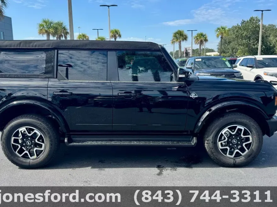 2025 Ford Bronco Outer Banks photo 1