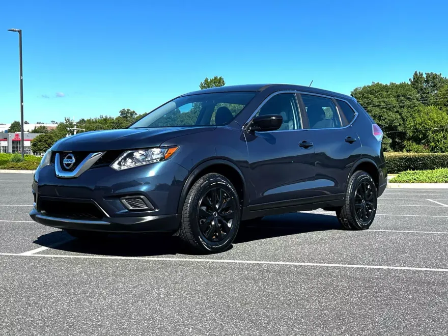 2016 Nissan Rogue SV photo 1