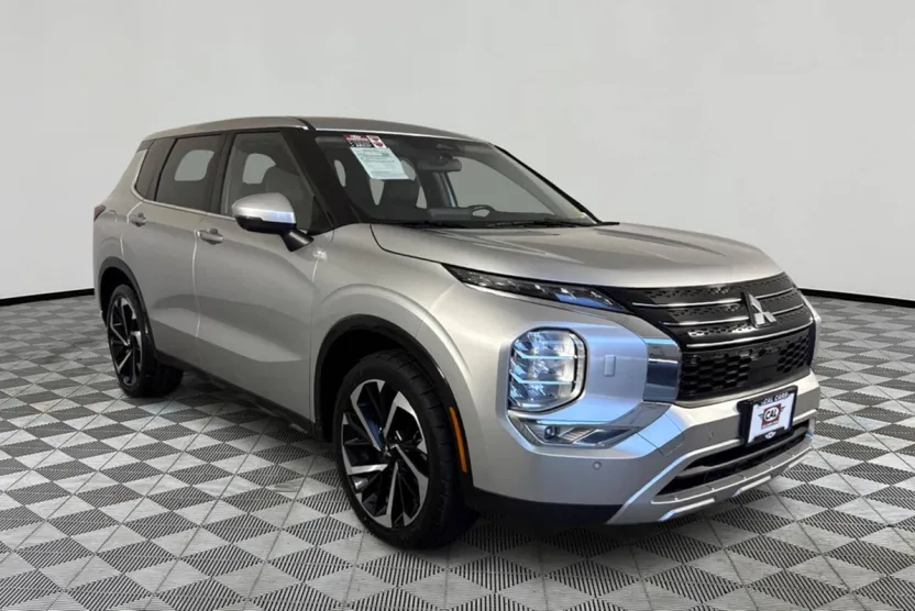 2023 Mitsubishi Outlander SE photo 1