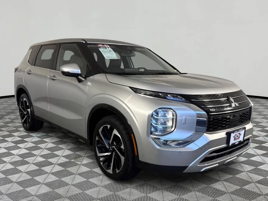 2023 Mitsubishi Outlander SE photo 1