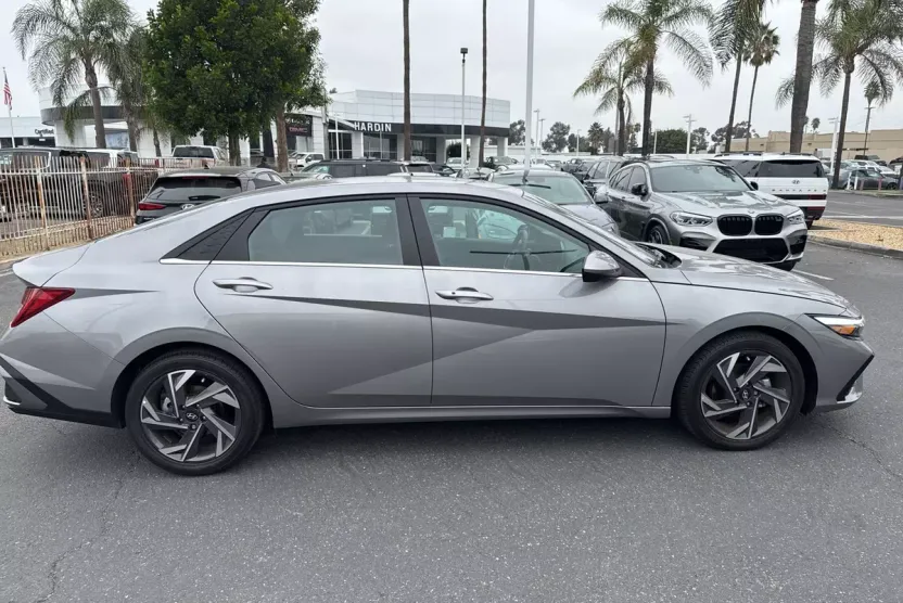 2025 Hyundai Elantra SEL Convenience photo 1