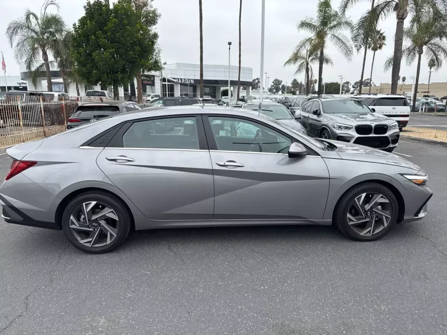 2025 Hyundai Elantra SEL Convenience photo 1