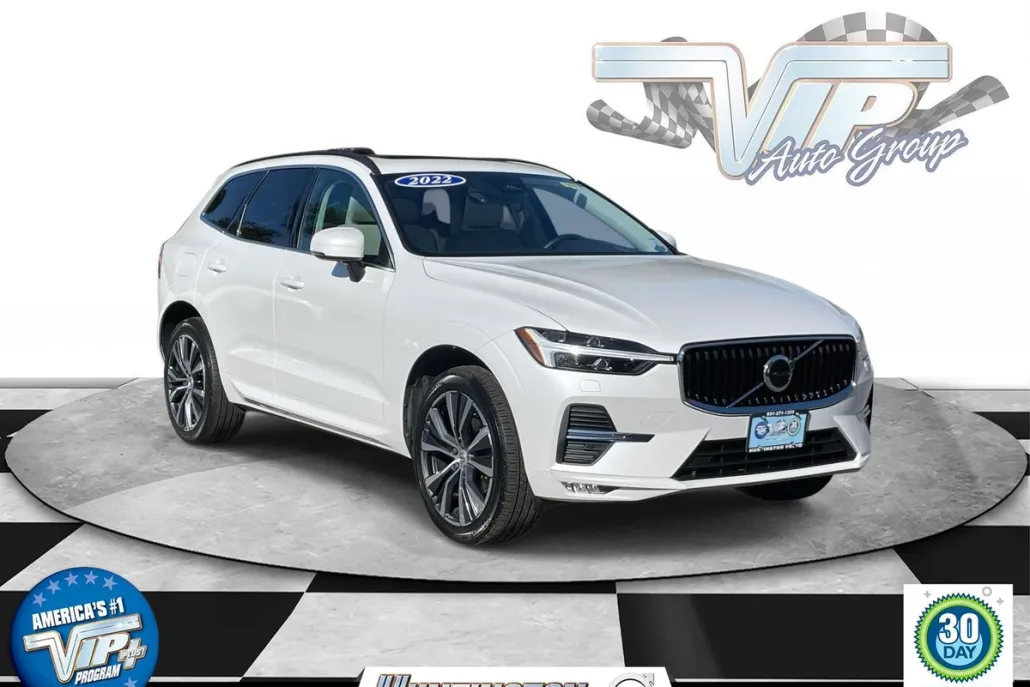 2022 Volvo XC60 B5 Momentum photo 1