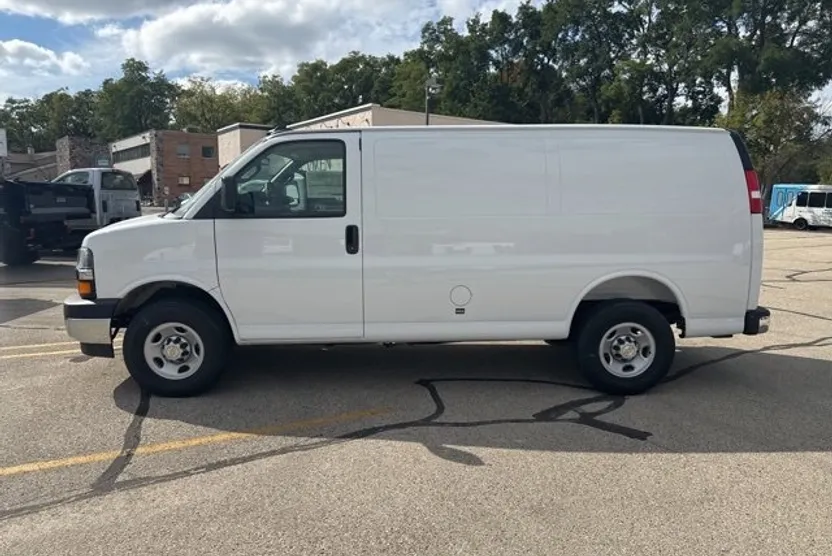 2025 Chevrolet Express Cargo 3500 photo 1