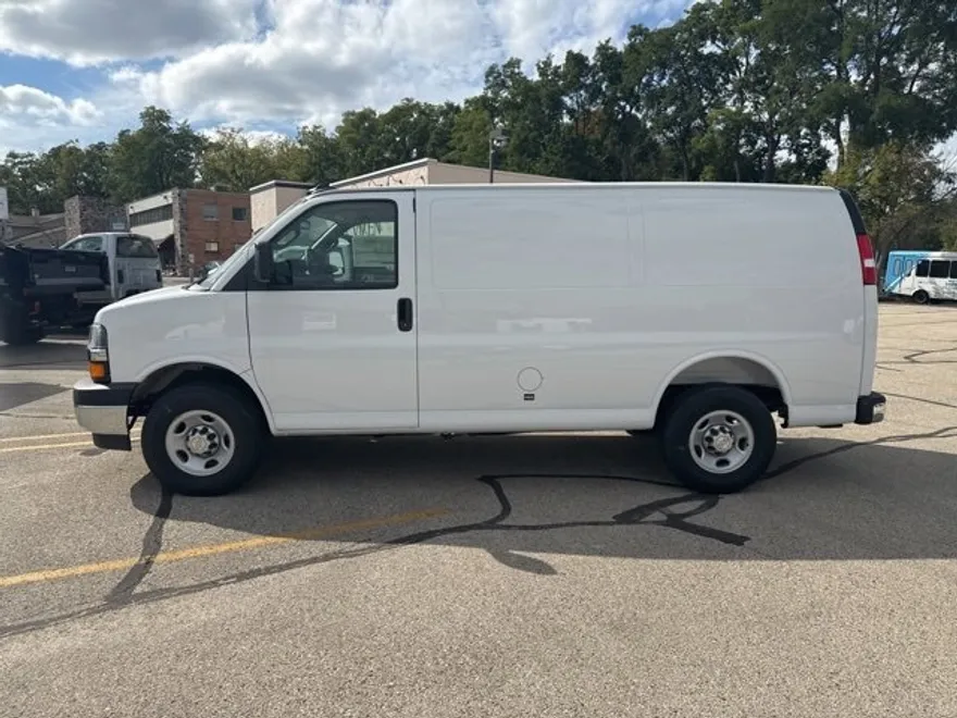 2025 Chevrolet Express Cargo 3500 photo 1
