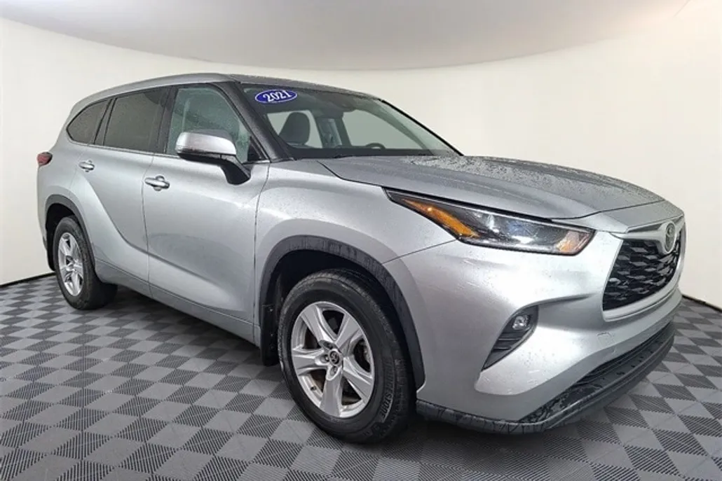 2021 Toyota Highlander LE photo 1