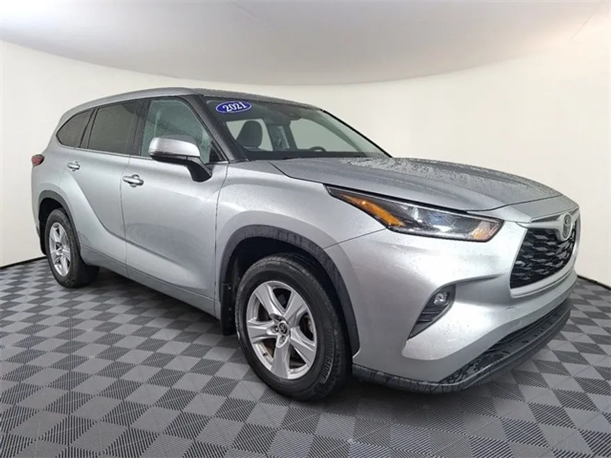 2021 Toyota Highlander LE photo 1
