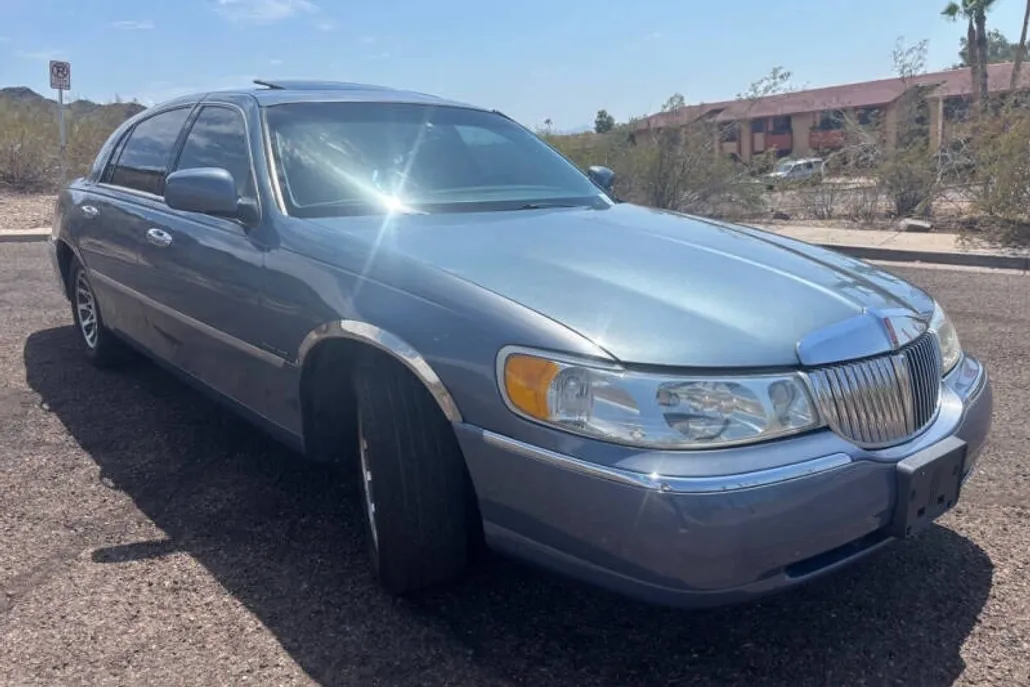 2000 Lincoln Town Car Signature photo 1