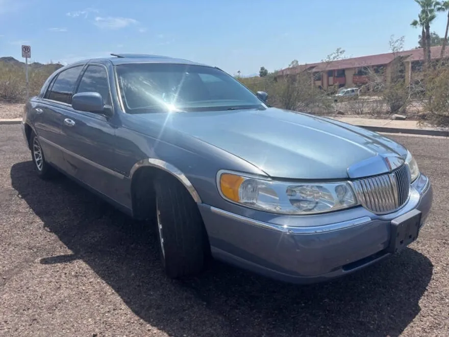 2000 Lincoln Town Car Signature photo 1