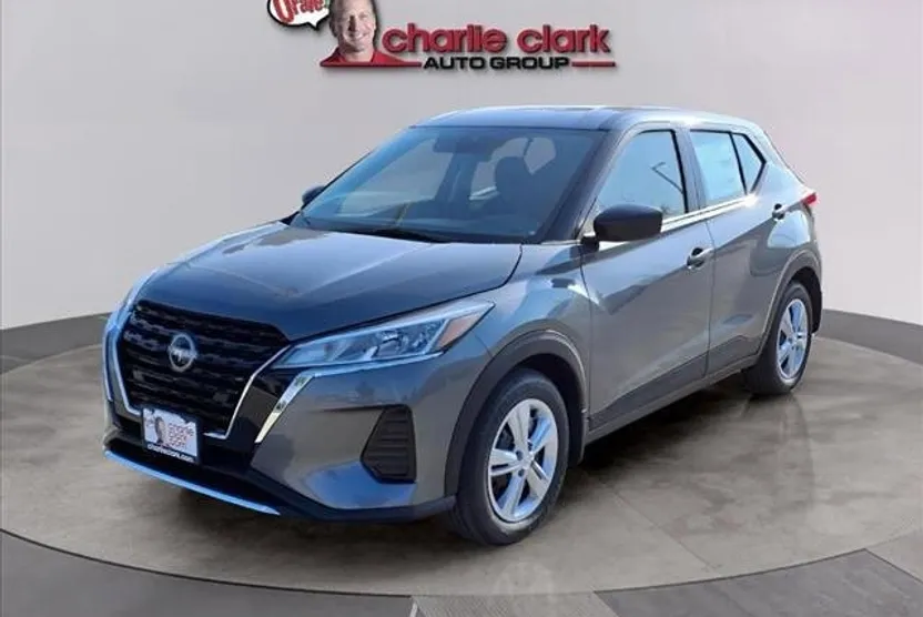 2025 Nissan Kicks Play S photo 1