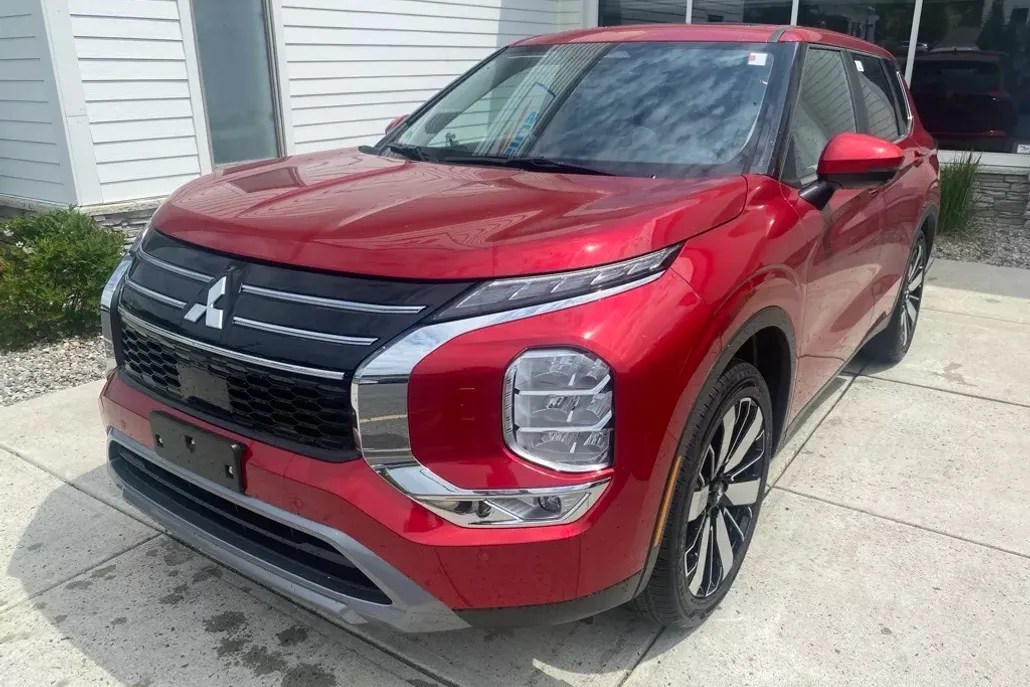 2025 Mitsubishi Outlander SE photo 1