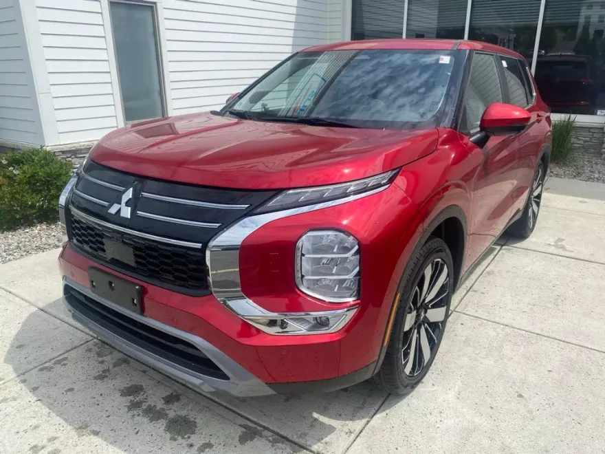 2025 Mitsubishi Outlander SE photo 1