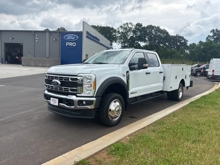 2025 Ford F-550 photo 1