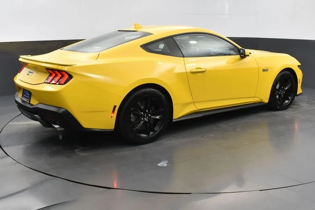 2024 Ford Mustang GT photo 1