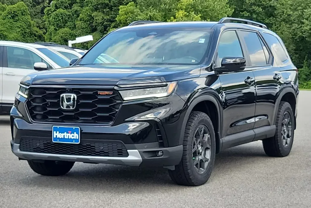 2025 Honda Pilot TrailSport photo 1