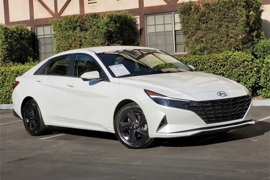 2022 Hyundai Elantra SEL photo 1