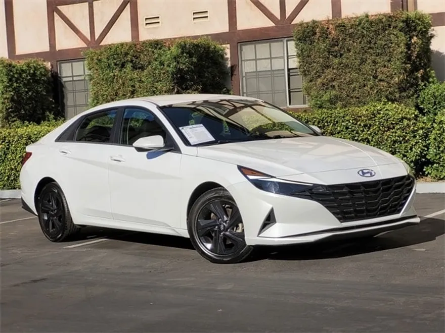 2022 Hyundai Elantra SEL photo 1