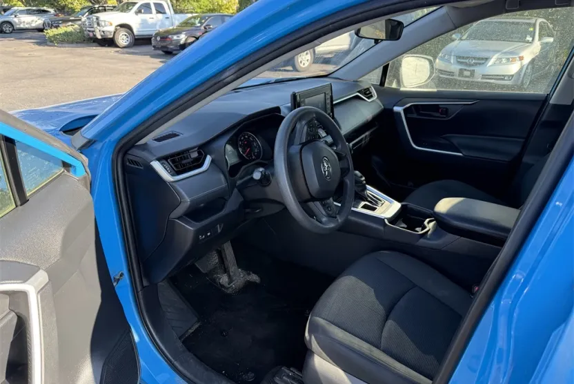 2019 Toyota RAV4 LE photo 1