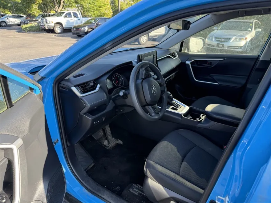 2019 Toyota RAV4 LE photo 1