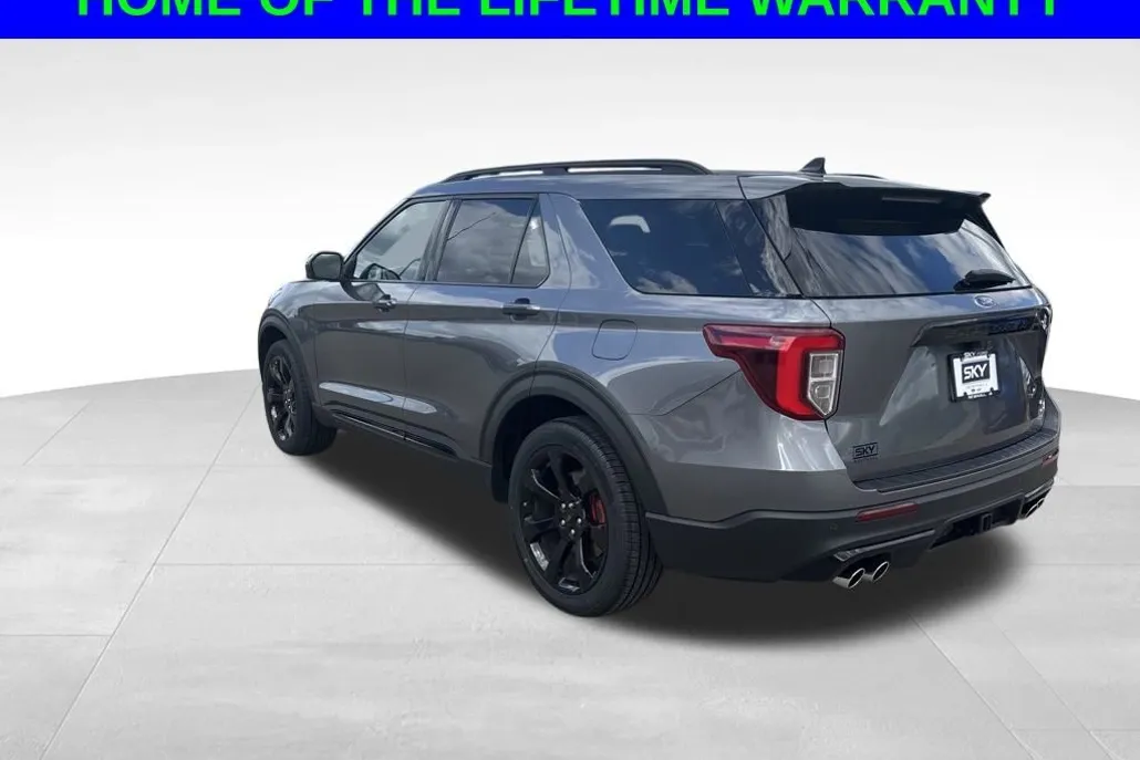 2022 Ford Explorer ST photo 1