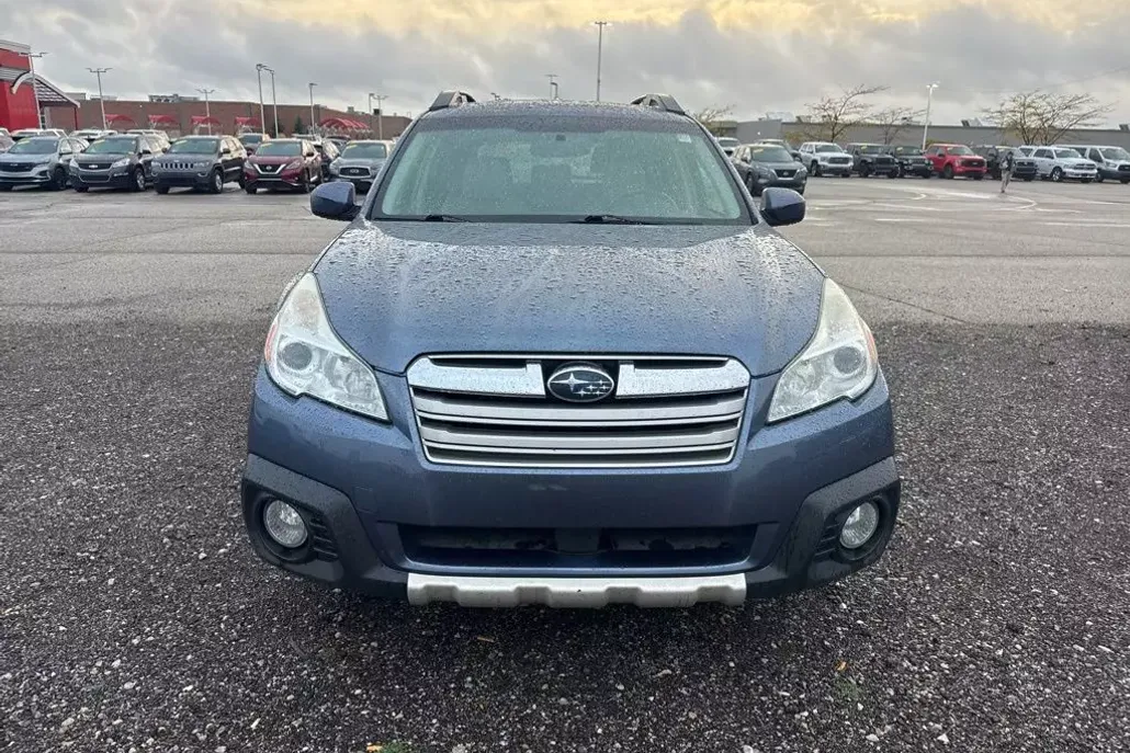 2013 Subaru Outback 2.5i Limited photo 1