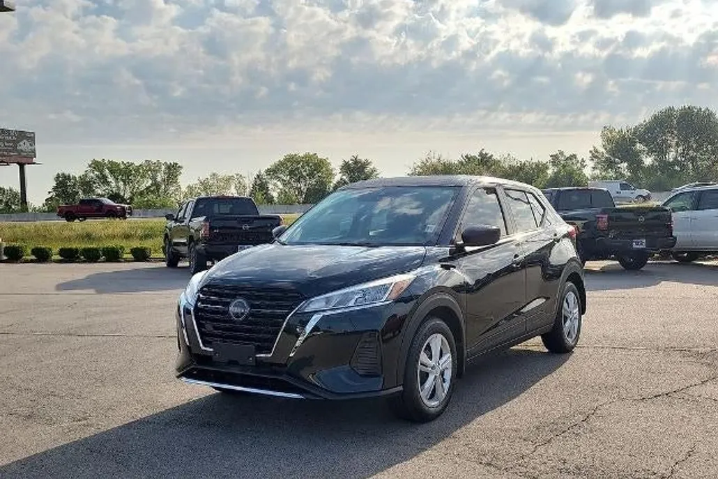 2025 Nissan Kicks Play S photo 1