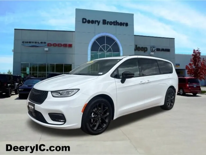 2025 Chrysler Pacifica Limited photo 1