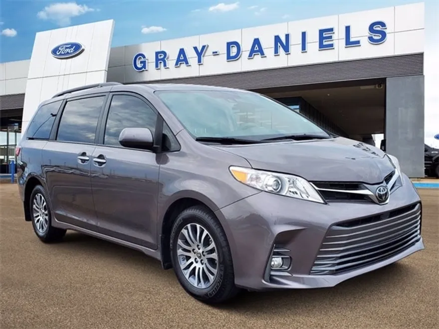 2020 Toyota Sienna XLE photo 1