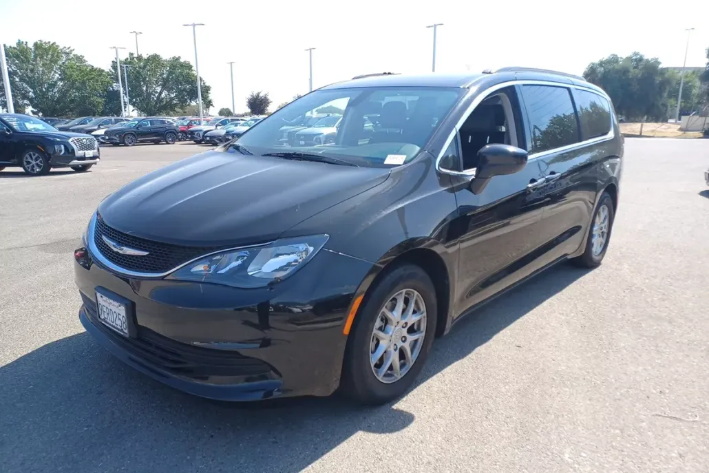 2020 Chrysler Voyager LXi photo 1