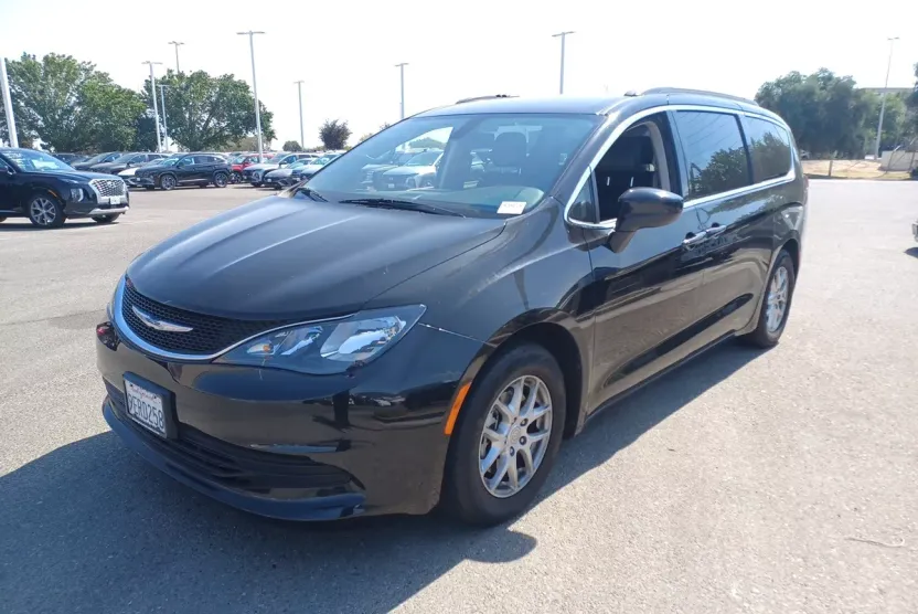 2020 Chrysler Voyager LXi photo 1