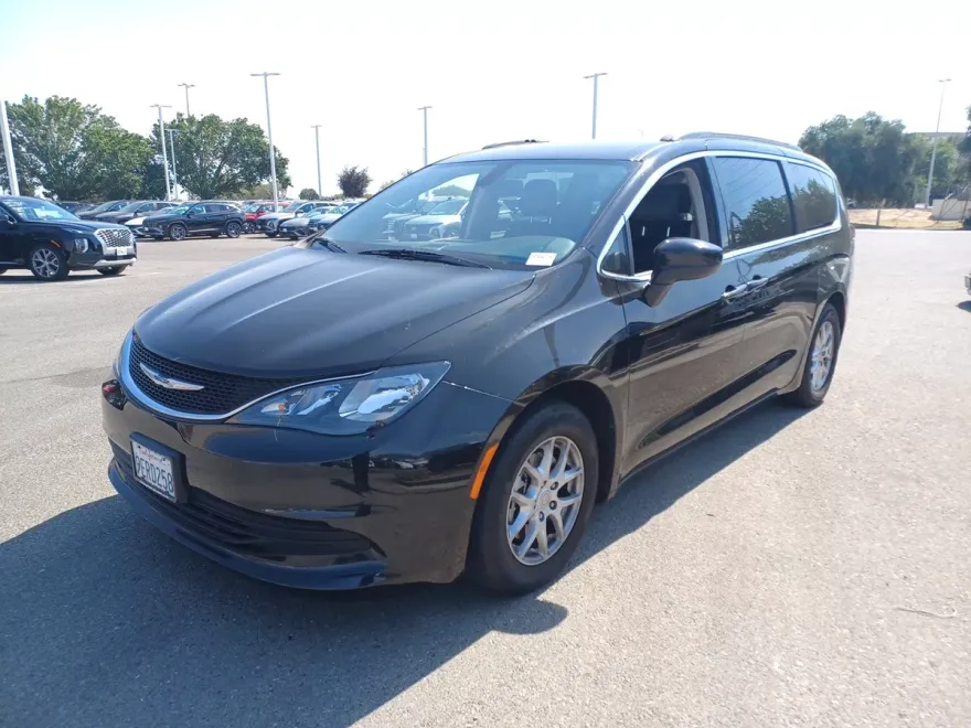 2020 Chrysler Voyager LXi photo 1