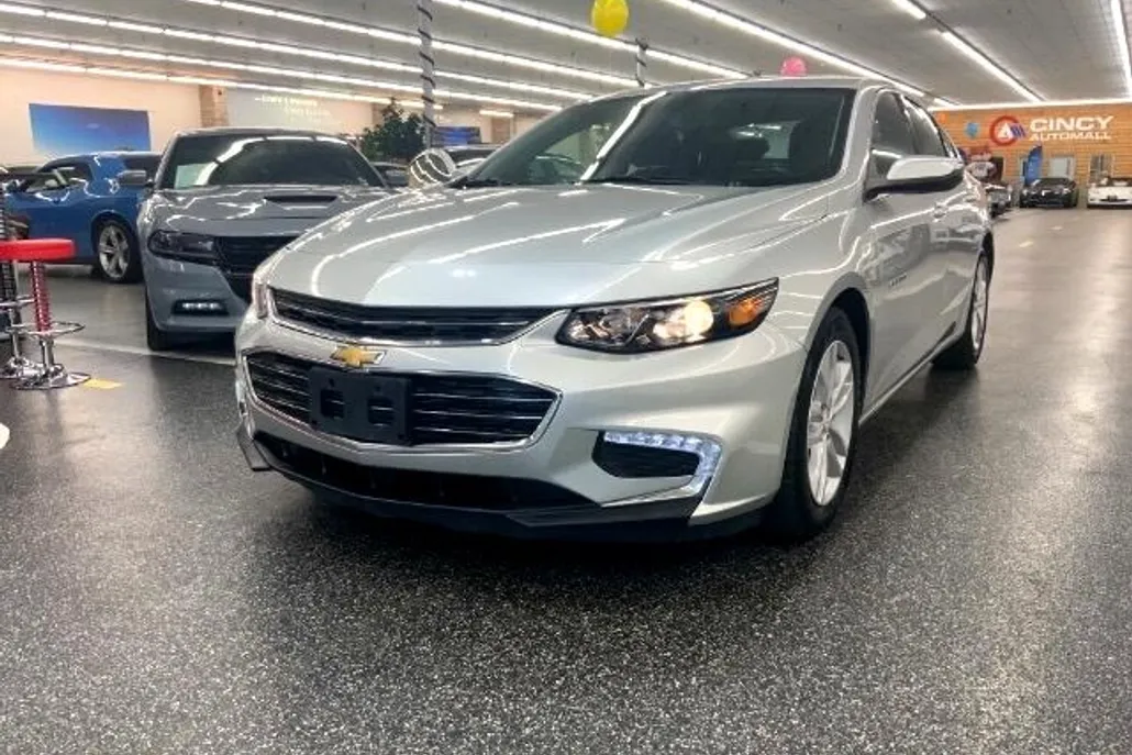2017 Chevrolet Malibu 1LT photo 1