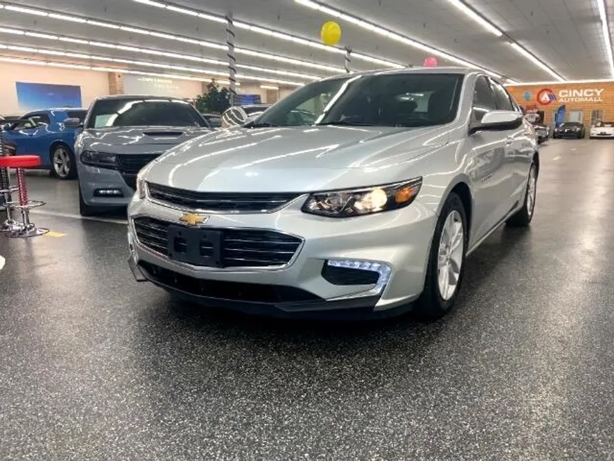 2017 Chevrolet Malibu 1LT photo 1