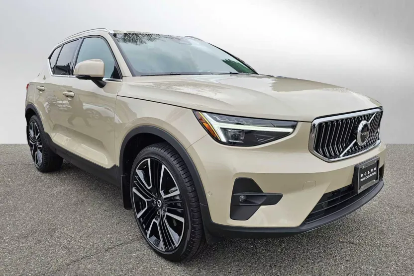 2025 Volvo XC40 Plus photo 1