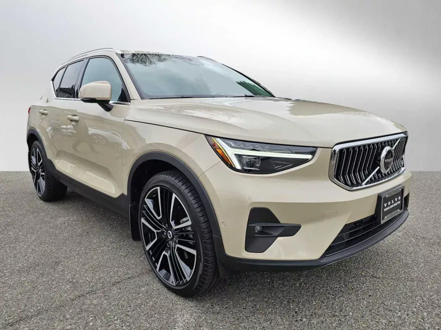 2025 Volvo XC40 Plus photo 1