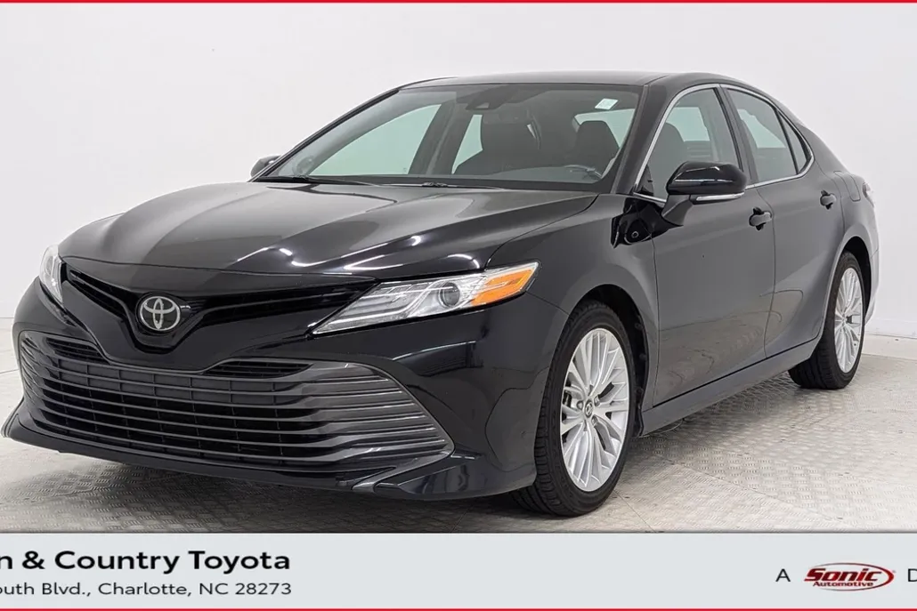 2019 Toyota Camry XLE photo 1