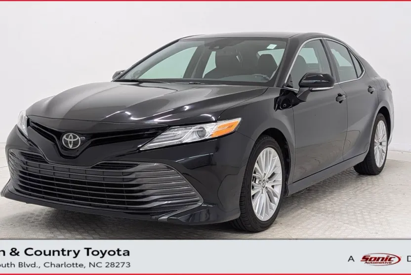 2019 Toyota Camry XLE photo 1