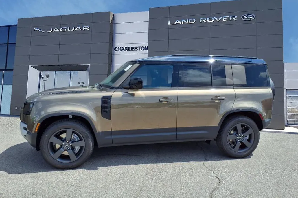 2025 Land Rover Defender 110 S photo 1
