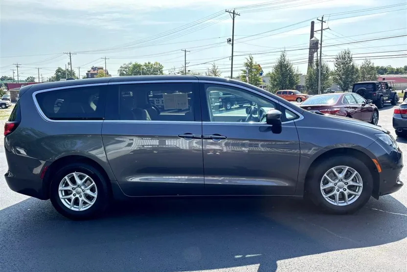 2017 Chrysler Pacifica Touring photo 1
