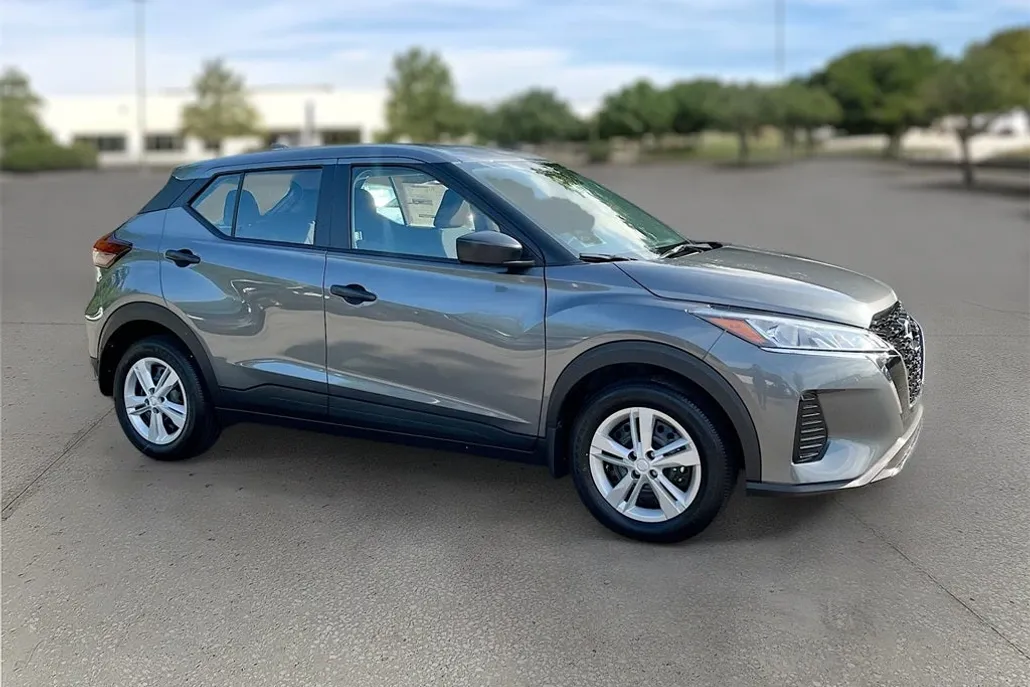 2025 Nissan Kicks Play S photo 1