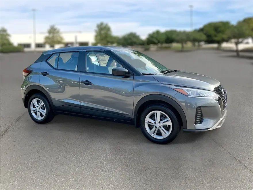 2025 Nissan Kicks Play S photo 1