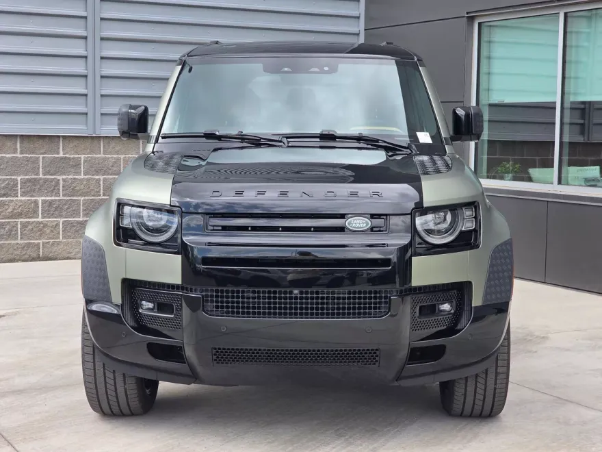 2025 Land Rover Defender 130 X photo 1