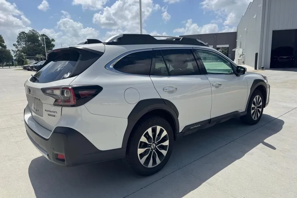 2023 Subaru Outback Touring photo 1