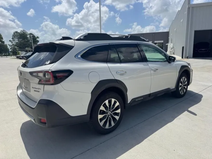 2023 Subaru Outback Touring photo 1