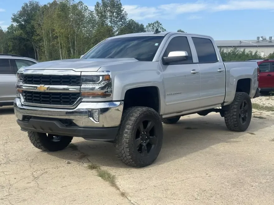 2018 Chevrolet Silverado 1500 LT photo 1