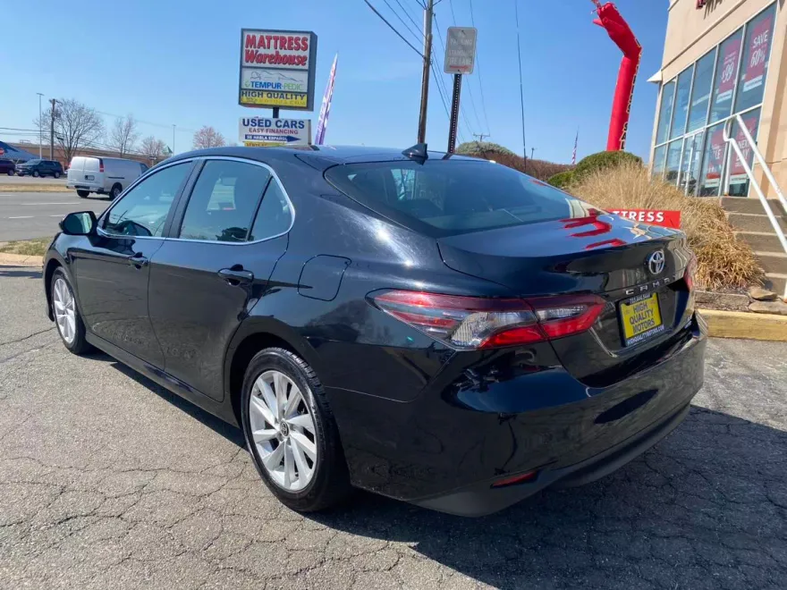 2022 Toyota Camry LE photo 1